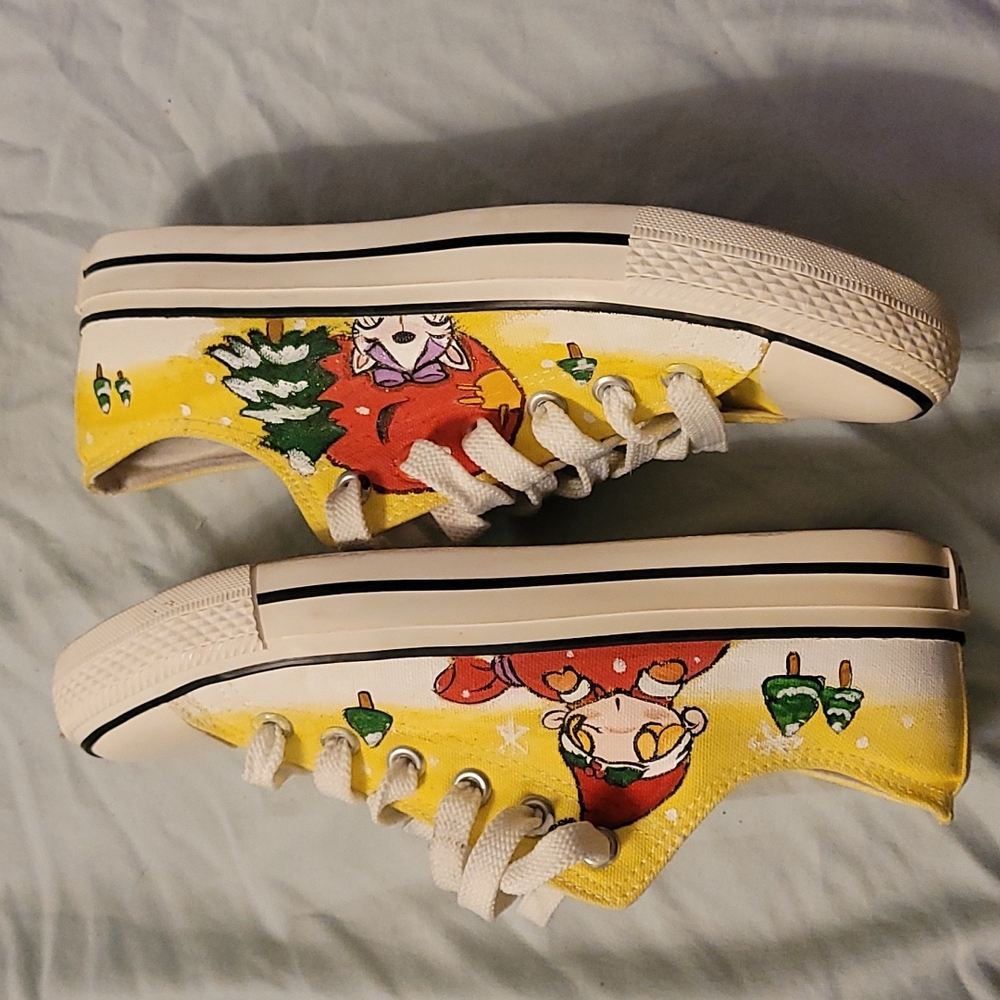 Custom painted shoes. Yellow with cute cat! Size 41 or Slim 10